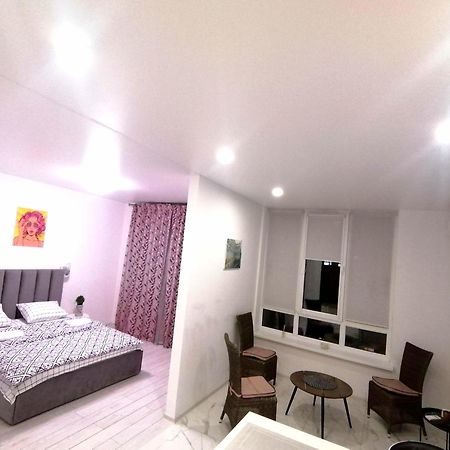 Apartamento Новобудова Сам Центр Жк "Семицвіт" Leópolis Exterior foto