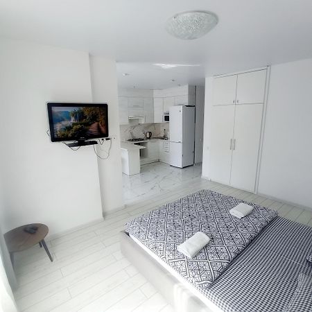 Apartamento Новобудова Сам Центр Жк "Семицвіт" Leópolis Exterior foto
