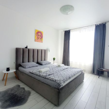 Apartamento Новобудова Сам Центр Жк "Семицвіт" Leópolis Exterior foto