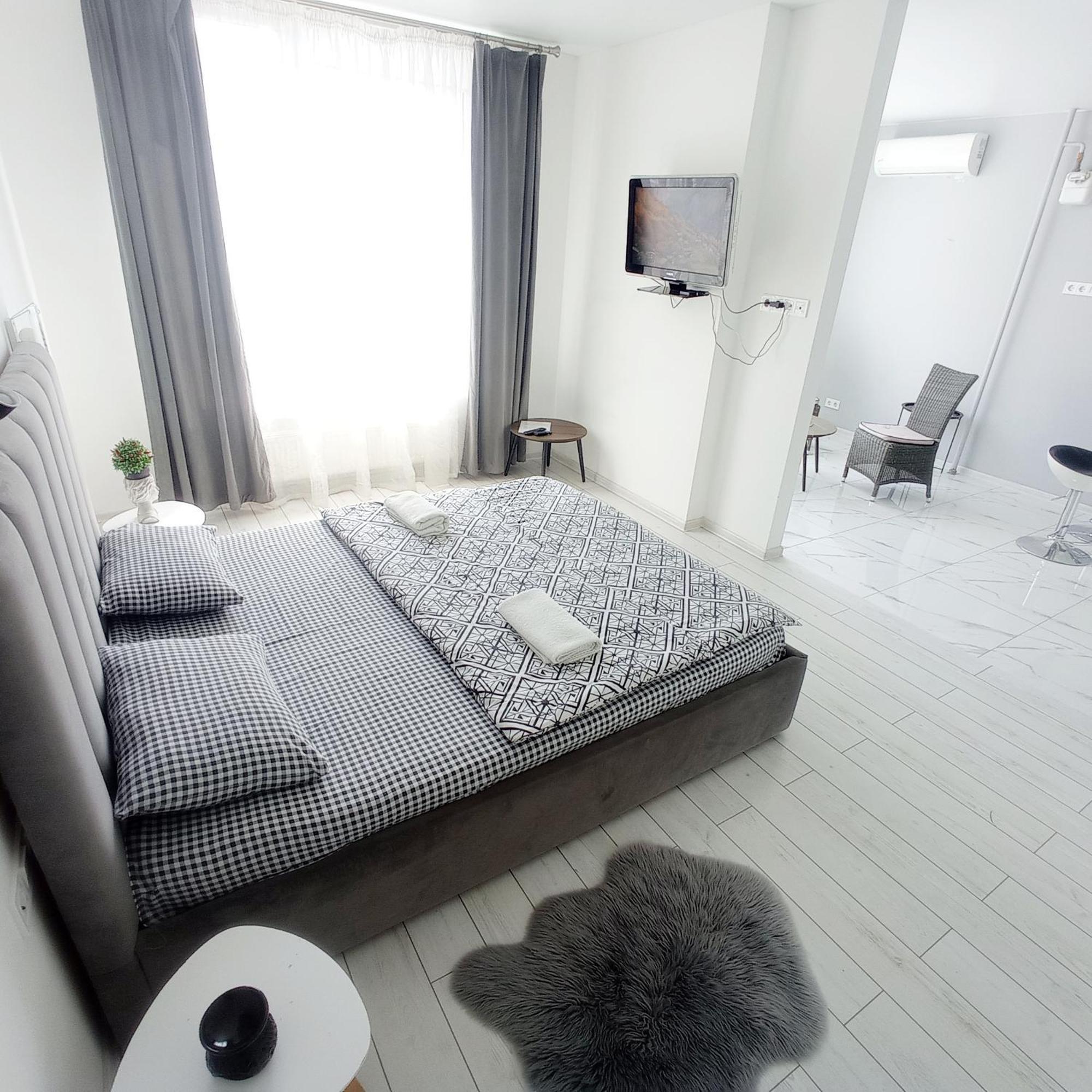 Apartamento Новобудова Сам Центр Жк "Семицвіт" Leópolis Exterior foto